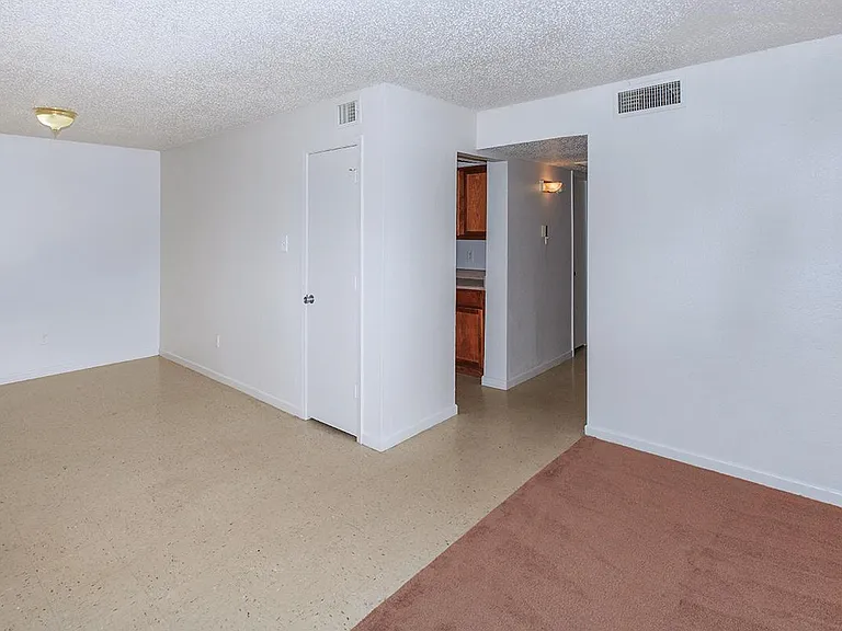 1007 Nnw Loop #323 — Photo 16