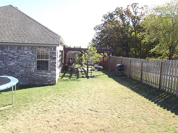5th image of 2709 SW Tanglewood Ave