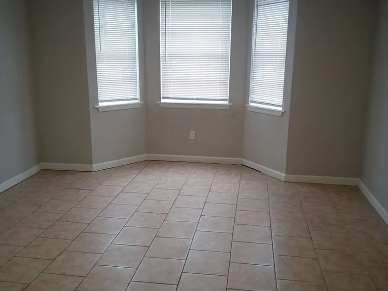 425 Wilson Ln — Photo 14