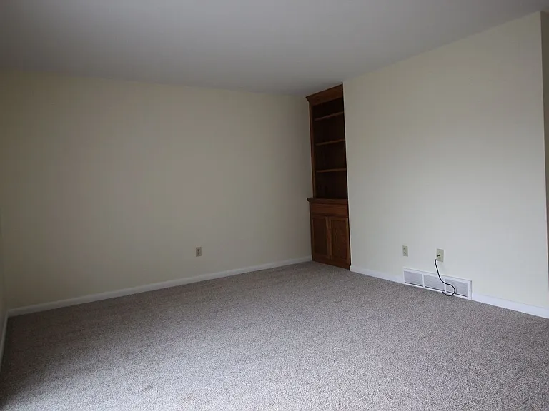 220 Clover Ln — Photo 5