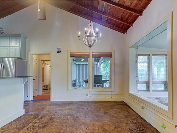 4th image of 872 Albert St