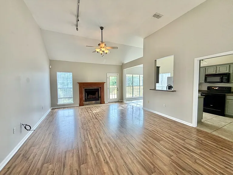 81 Lake Front Dr — Photo 4