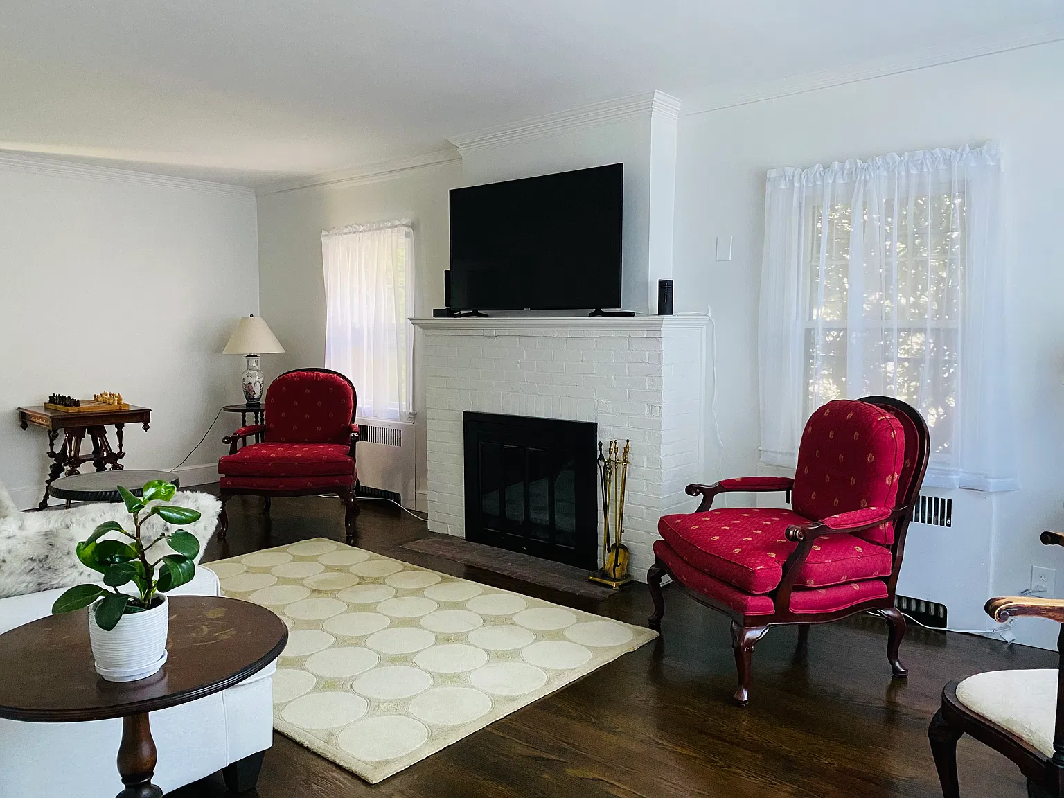 4 bed, 1.5 bath, 1850 sqft, $6,500 — Photo 2