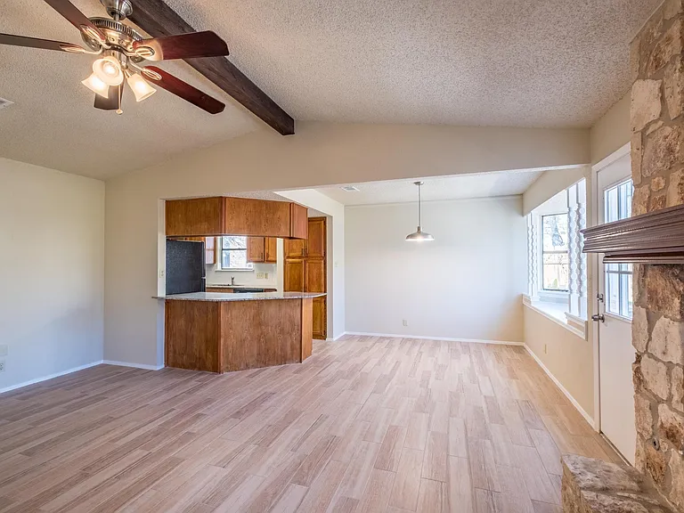 1805 Goodson Ln — Photo 2
