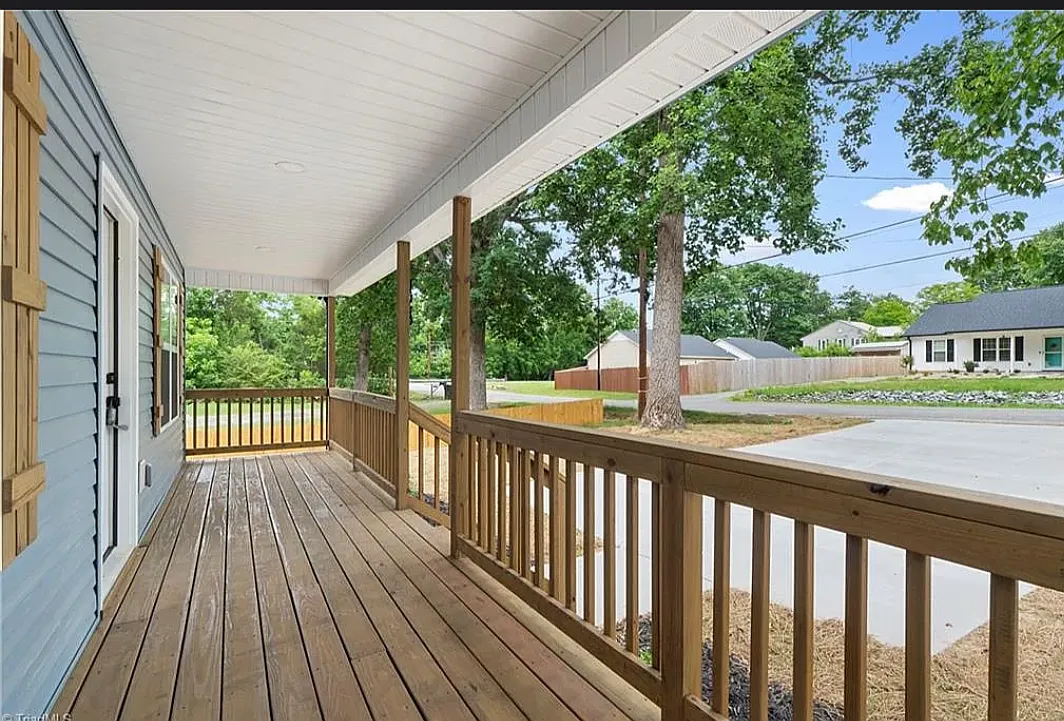 3 bed, 1120 sqft, $1,800 — Photo 2