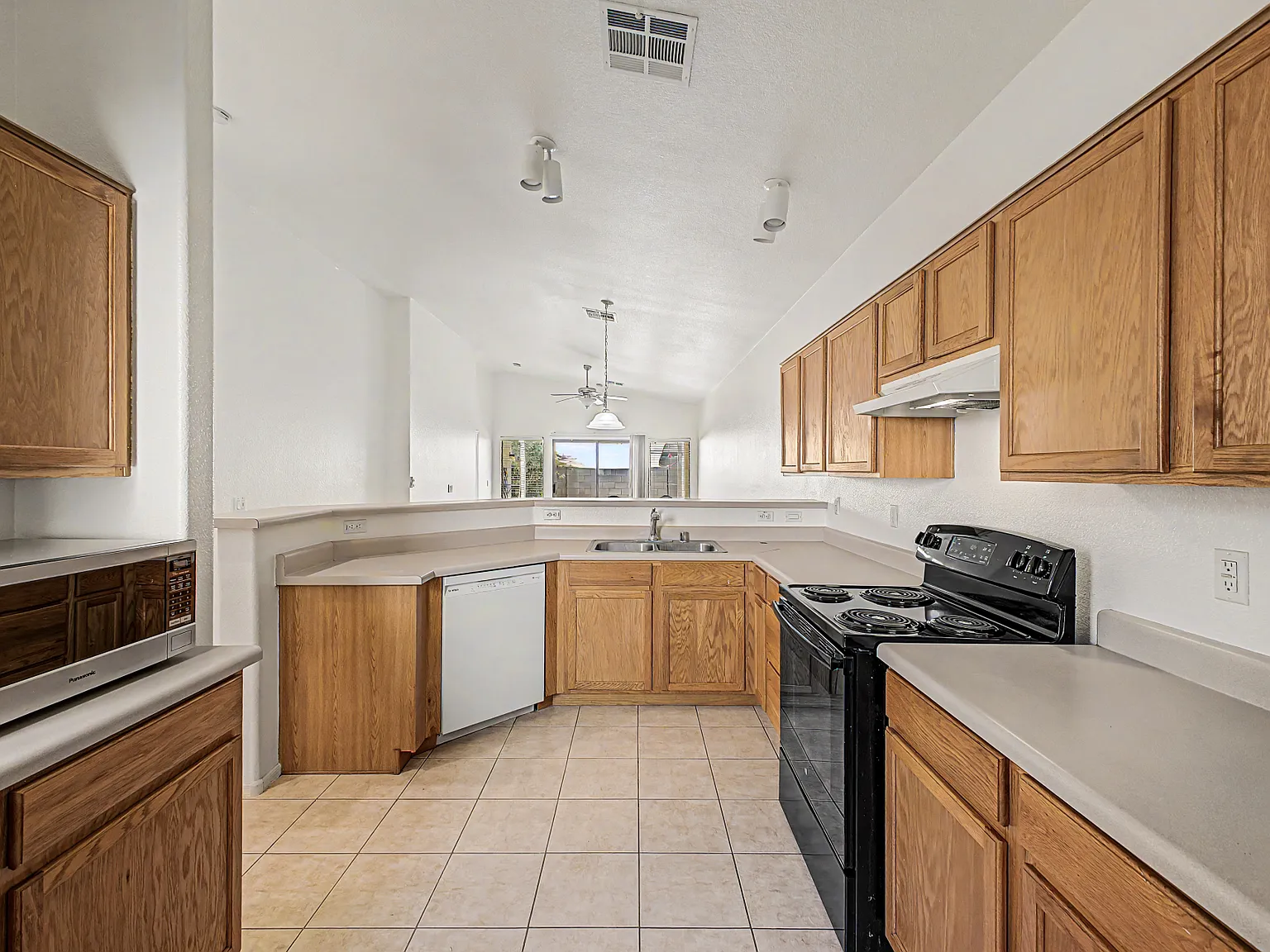 3 bed, 1240 sqft, $2,300 — Photo 4