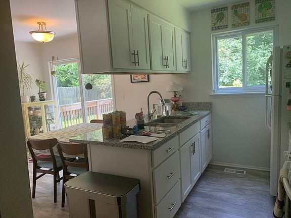 3rd image of 391 Cloverdale Rd