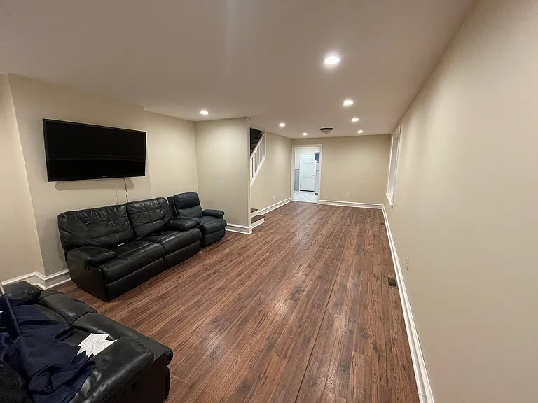 527 Grove St — Photo 1