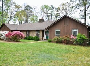 221 Lakenheath Ln, Matthews, NC 28105