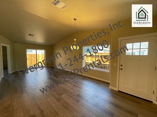 1012 SW Oliver Pl - 1 — Photo 2
