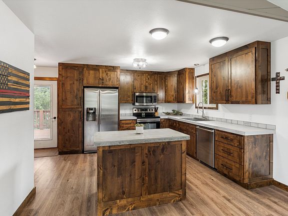 5th image of 165 Reeds Ln