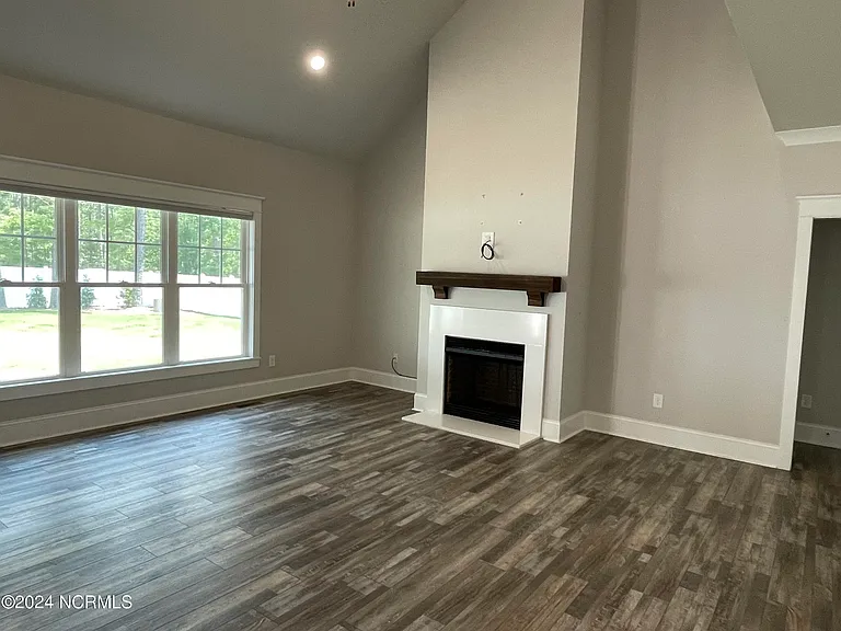 1267 Linden Rd — Photo 2