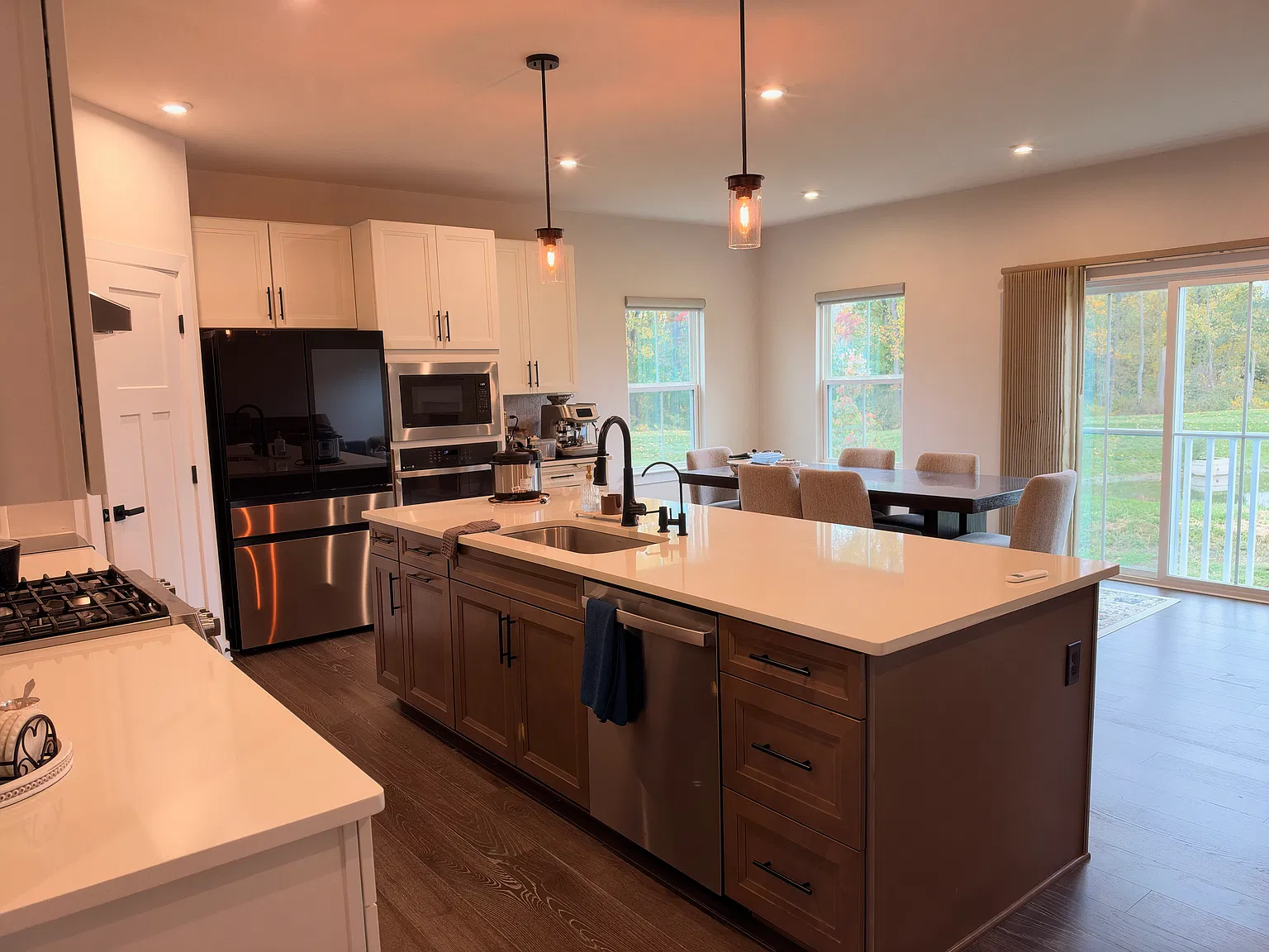 5 bed, 3918 sqft, $4,350 — Photo 4