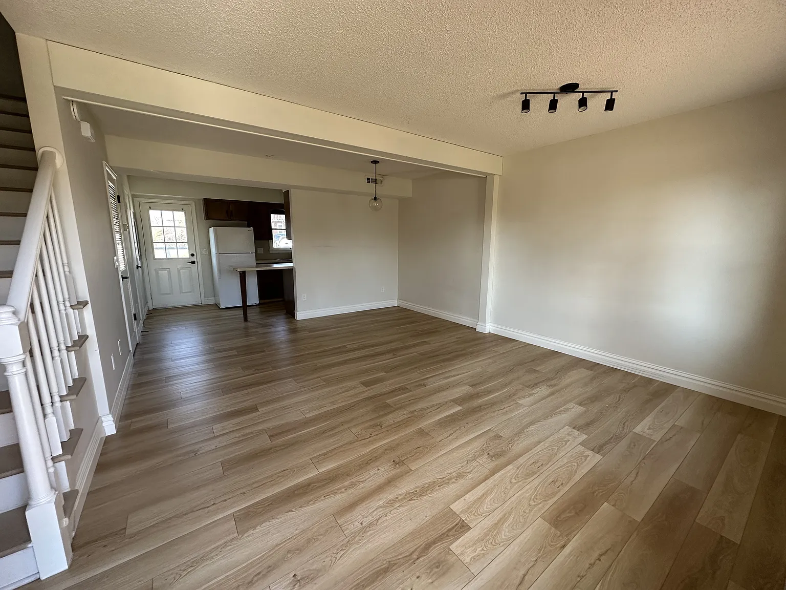 2 bed, 1.5 bath, 972 sqft, $1,575 — Photo 3