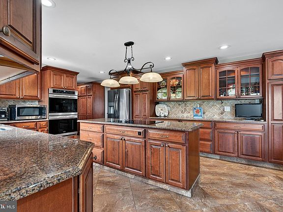 3rd image of 6 La Rue Ln