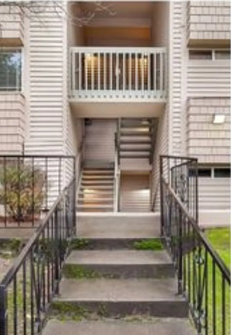 Quiet ground floor unit with access to large grassy area — Photo 2