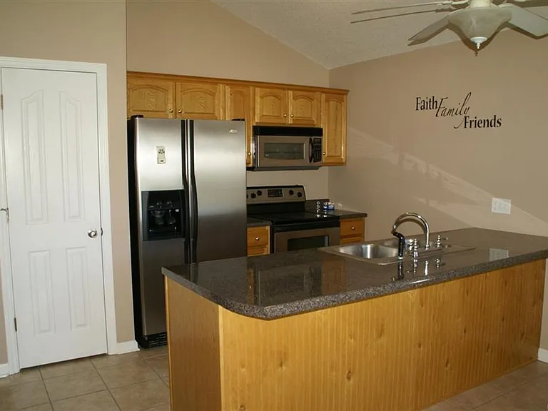 202 Riverview Dr — Photo 2