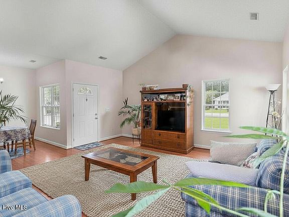 4th image of 8594 Orchard Loop Road NE