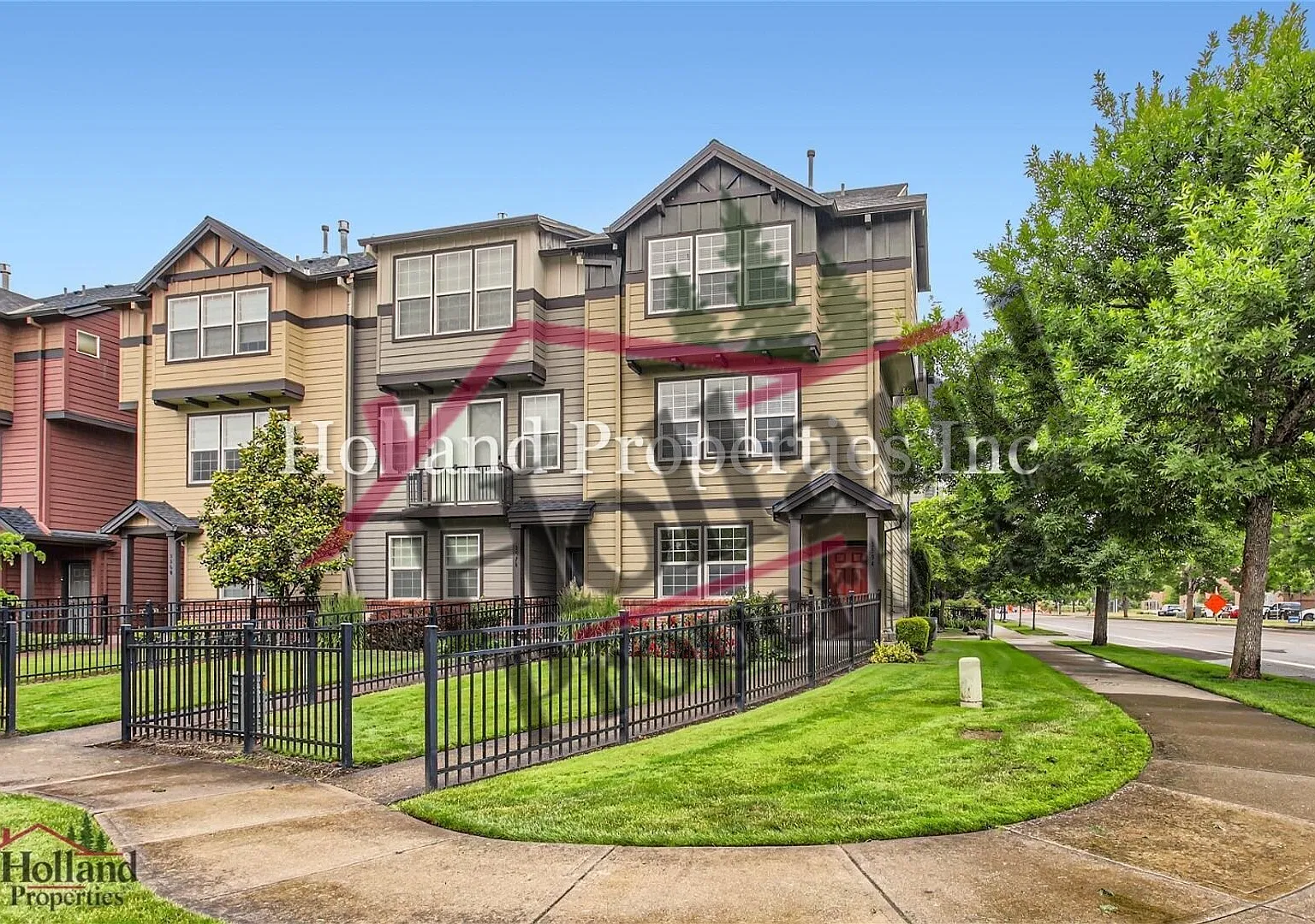 Wonderful 3-Level Hillsboro Townhouse! Special $500 credit on your first month's rent! — Photo 2