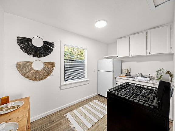 4th image of 634 Cummins Way #4