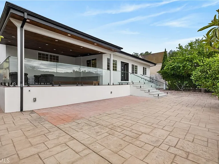 10510 Helendale Ave — Photo 1