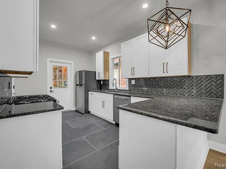 1502 Virginia Park St — Photo 5