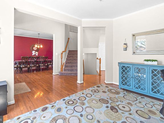 5th image of 324 E Wainscot Dr