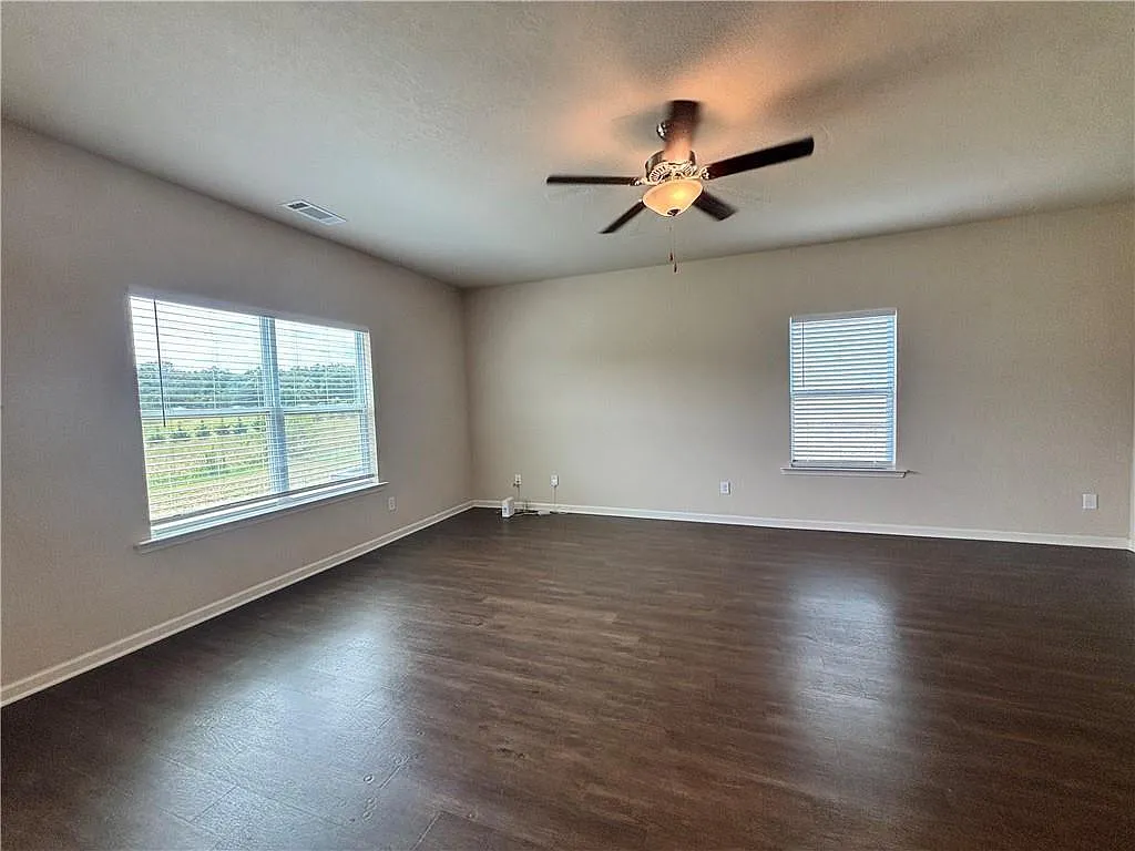 4 bed, 2.5 bath, 1980 sqft, $1,900 — Photo 4