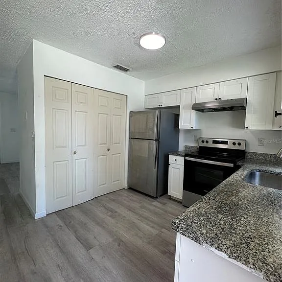 704 Sunset Ave #B — Photo 3