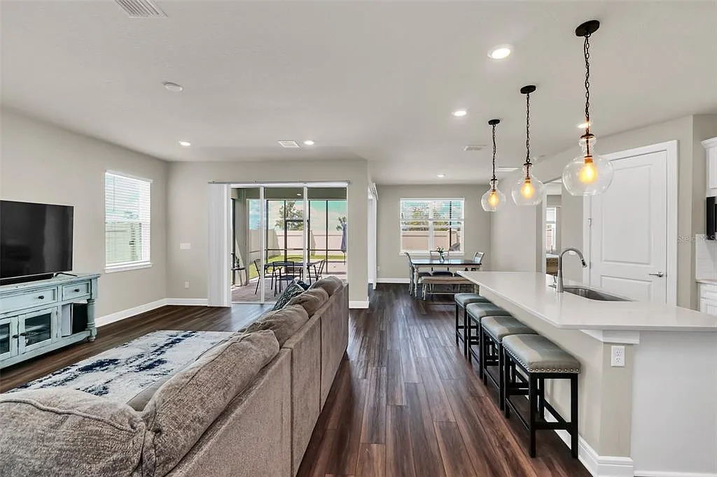 4 bed, 2.0 bath, 2041 sqft, $3,800 — Photo 2