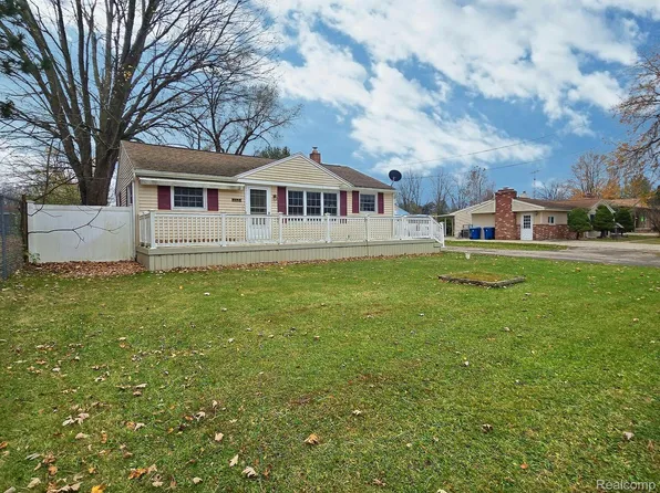 2321 W Thompson Rd, Fenton, MI 48430