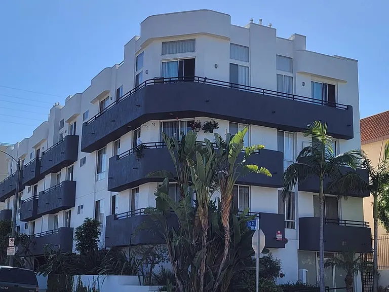 100 S Hayworth Ave #103 — Photo 13