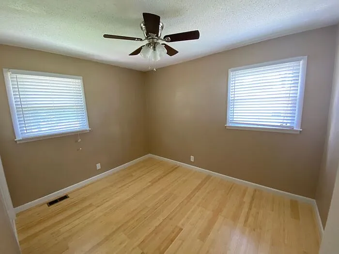 512 Clift Dr — Photo 11
