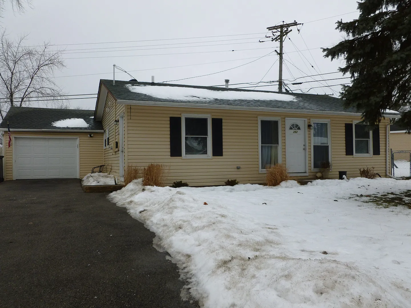 202 E Maxon Ln photo 1