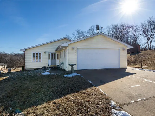 1890 Wake Robin Cir, Dubuque, IA 52001
