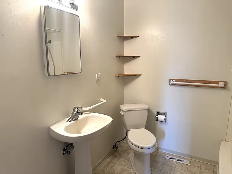 1326 E B St — Photo 8