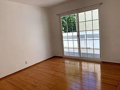 5th image of 102 Elm St