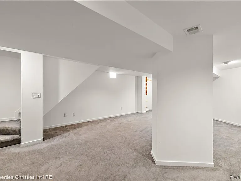 2635 Dorchester Rd — Photo 35