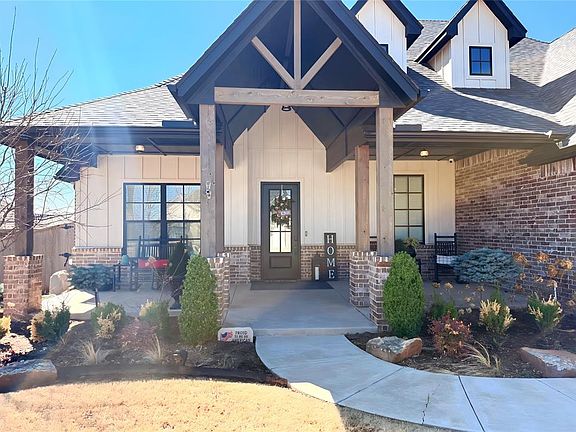 3rd image of 704 Maple Hill Rd