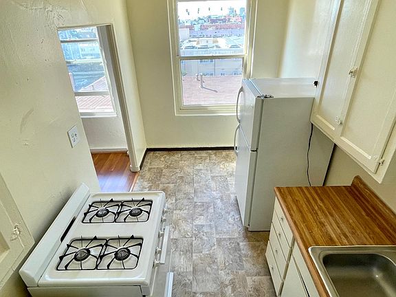 5th image of 2975 Leeward Ave #202