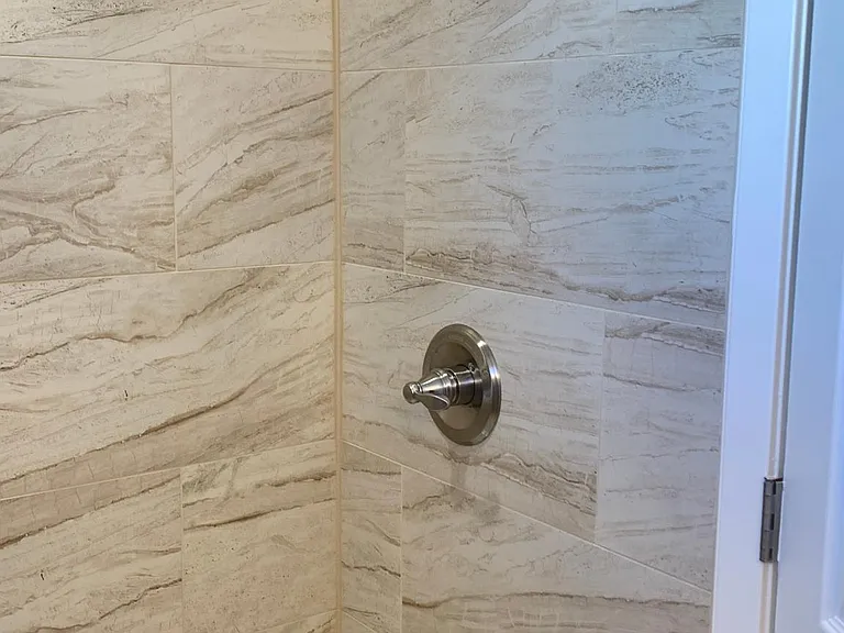 Bathroom 1 w tub/shower