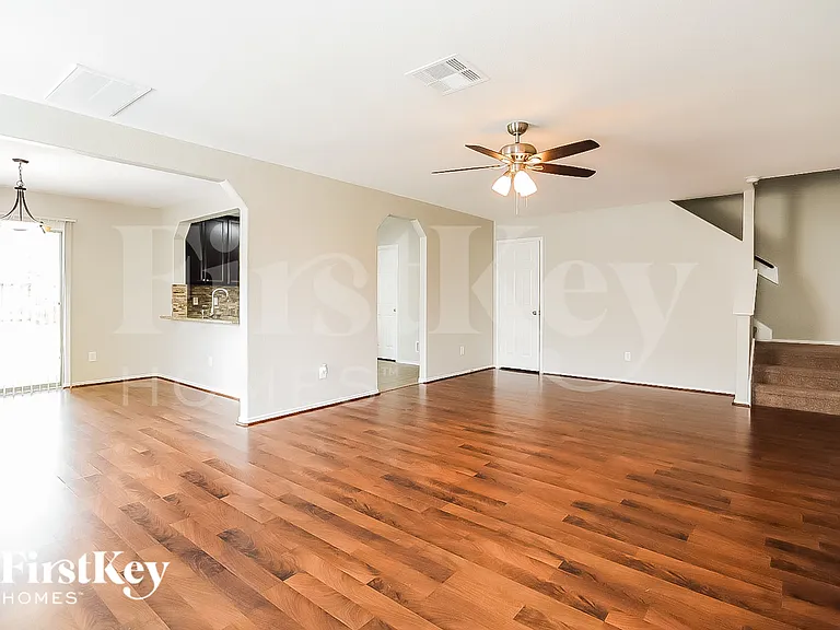 1621 Perennial Ln — Photo 2