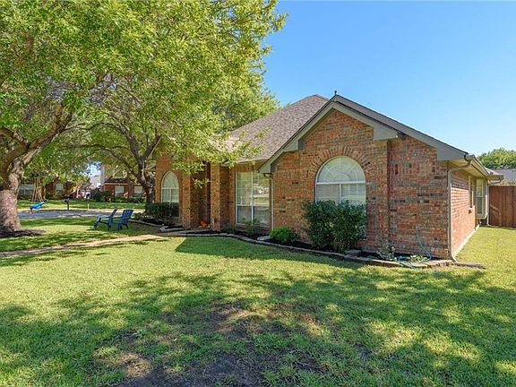 2nd image of 2130 Larkspur Dr