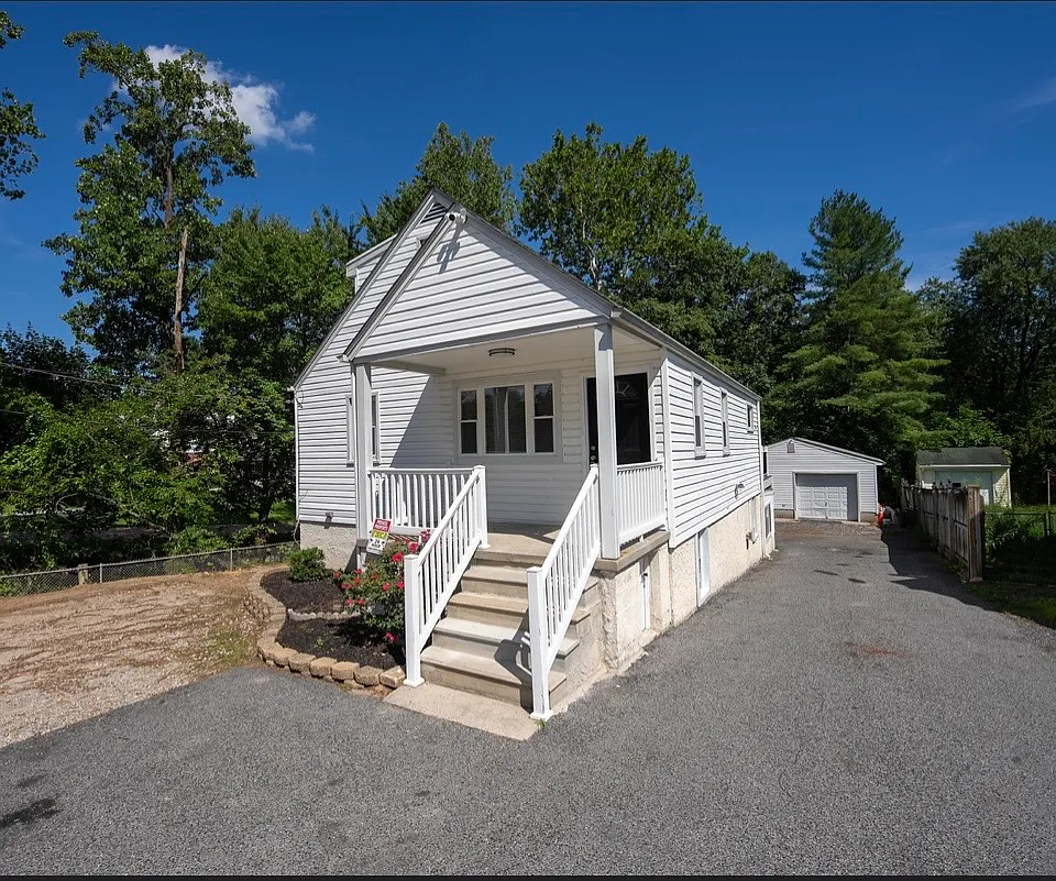 4 bed, 1224 sqft, $2,200 — Photo 2