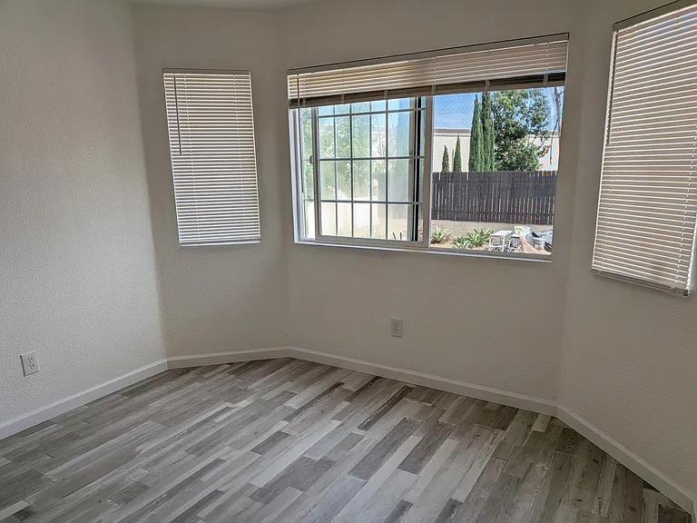 Hildale Cir — Photo 34