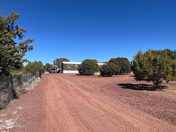 4th image of 327 E Greenbriar Dr