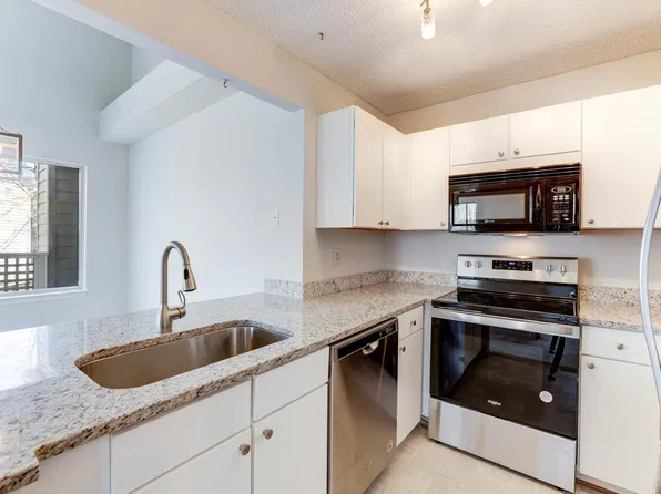 11731 Summerchase Cir APT E, Reston, VA 20194