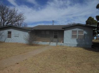 301 3rd St, Plains, TX 79355