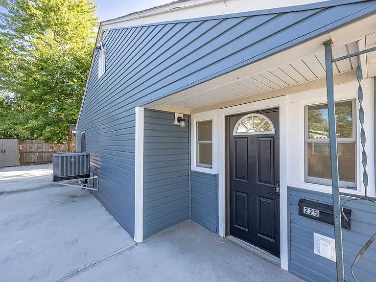 225 Bentz Ave — Photo 2