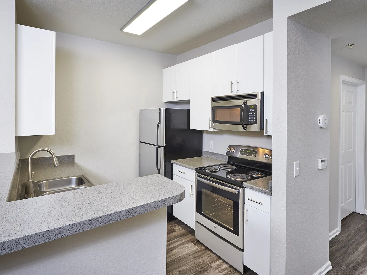 Bear Valley Park Apartments — Photo 2